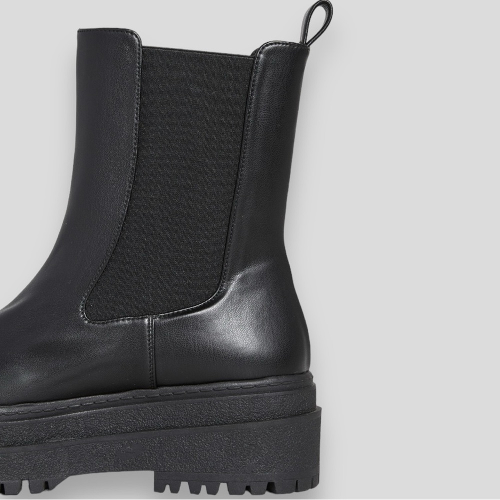 Good American Pull On Lug Thick Sole Chunky Chelsea Black Boots - Picture 7 of 10